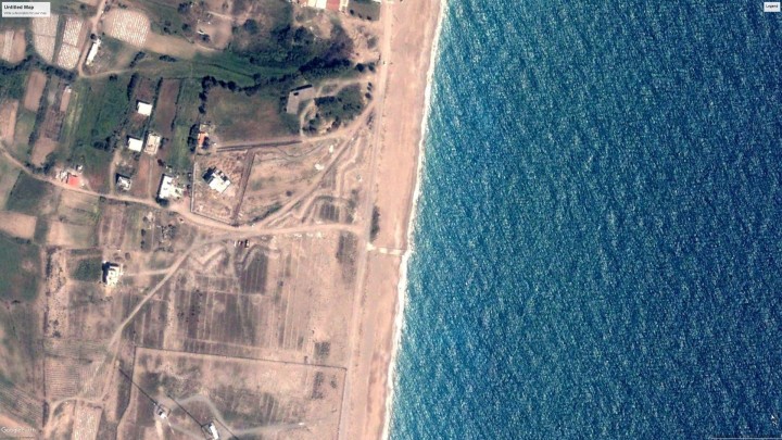 Δορυφορική εικόνα σύγκρισης της ίδιας περιοχής στ’ Αφάντου. Πάνω η εικόνα είναι από το 2002 και δείχνει μια μικρή γλίστρα και μια ακτή εκατέρωθέν της με πλάτος πάνω από 40 μέτρα. Κάτω η εικόνα είναι από το 2023, και δείχνει την προσάμμωση στα νότια της μεγάλης πλέον προβλήτας και τη διάβρωση μαζί με την καταστροφή του δρόμου στα βόρειά της. Το πλάτος της παραλίας που απέμεινε στα βόρεια είναι κάτω από 10 μέτρα. Πηγή φωτογραφιών: Google Maps
