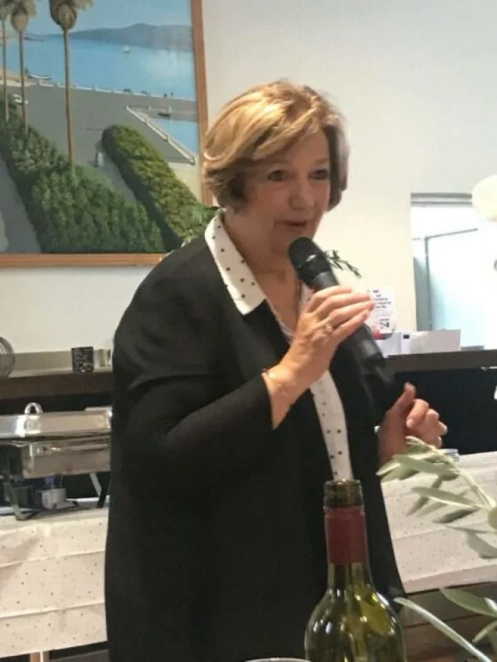 Η πρόεδρος της Δωδεκανησιακής Ομοσπονδίας,  κα Κυριακή (Kerry) Σουρασή, ενώ απευθύνεται  στους παρευρισκόμενους