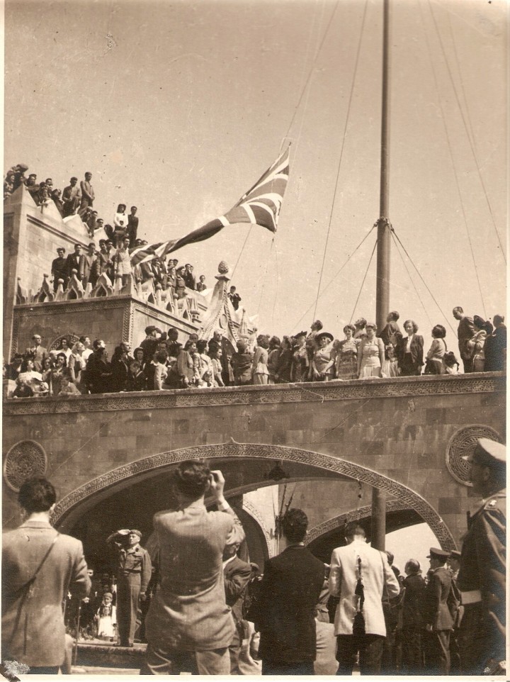 Τελικά την απόφαση πήρε ο ίδιος ο βασιλιάς Παύλος ύστερα από εισήγηση του τότε αντιπροέδρου της Κυβέρνησης Κ.Σοφούλη όπως αναφέρει δημοσίευμα αθηναϊκής εφημερίδας στις 9 Φεβρουαρίου 1948! «Βασιλική διαταγή και τα σκυλιά δεμένα» και ο Παύλος αποφάσισε για τις 7 Μαρτίου 1948, μια ημερομηνία παντελώς άσχετη με τα ιστορικά γεγονότα της Δωδεκανήσου.  Έχουν δοθεί διάφορες ερμηνείες και μια αναφέρει ότι ήταν απόφαση των Βρετανών που δεν ήθελαν την 31 η Μαρτίου 1947 γιατί την ημέρα εκείνη έγινε η υποστολή της βρετανικής σημαίας και μάλιστα σε μια περίοδο που κυριαρχούσε το καθεστώς τους σε όλο τον κόσμο !..Αυτή είναι μια πιθανή εκδοχή.
