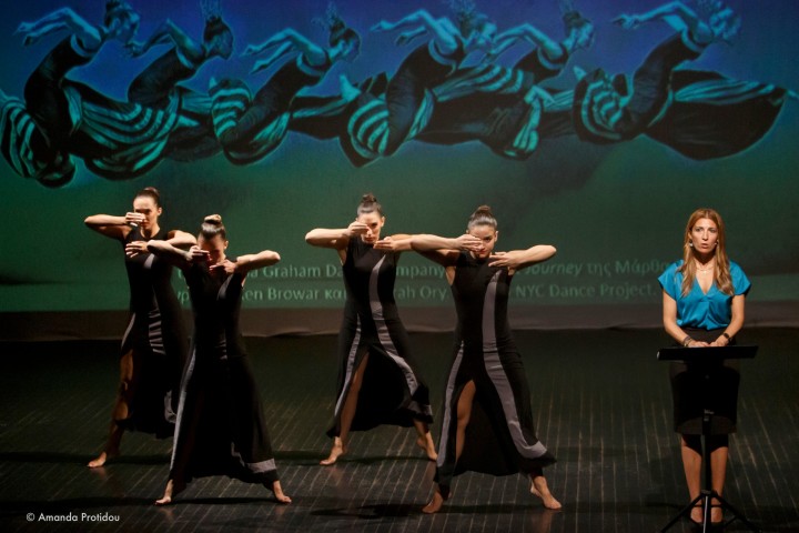 Η παράσταση «Μάρθα Γκράχαμ & Ελληνικοί Μύθοι» είναι ιδιαίτερα πρωτότυπη, συνδυάζοντας τον λόγο με την κίνηση και τον χορό. Πώς αποφασίσατε να παντρέψετε τις τέχνες αυτές; 