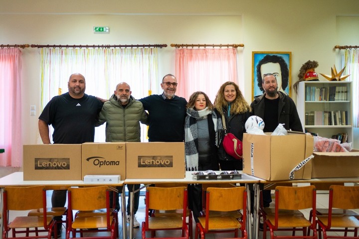 Από τις παραδόσεις του προγράμματος «Μαζί για καλό σκοπό» σε φορείς ανά την Ελλάδα