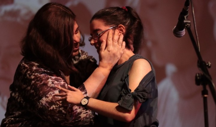 Φώτο: Μ. Ξυνταριανού (απαθανατίζεται εκπαιδευτικός-συντονίστρια ταινίας  με μαθήτρια της ομάδας της, κατά τις απονομές του περσινού Φεστιβάλ)