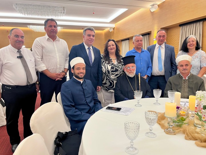 Ο Mητροπολίτης Ρόδου με τους Ιμάμηδες Αθηνών (αριστερά) και Ρόδου