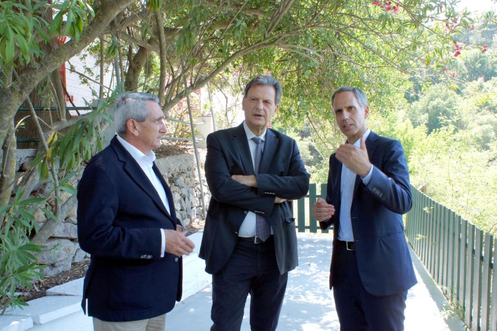 Από αριστερά προς τα δεξιά, Γιώργος Χατζημάρκος, Περιφερειάρχης Νοτίου Αιγαίου, Θόδωρος Σκυλακάκης, Υπουργός Περιβάλλοντος και Ενέργειας και ο Διευθύνων Σύμβουλος της Nova Παναγιώτης Γεωργιόπουλος, o οποίος αναλύει πως η Νοva αναπτύσσει και προσφέρει τo έργο «Έξυπνο Δάσος» στο νησί της Ρόδου στο πλαίσιο του προγράμματος εταιρικής υπευθυνότητας ύψους  1 εκατομμυρίου ευρώ