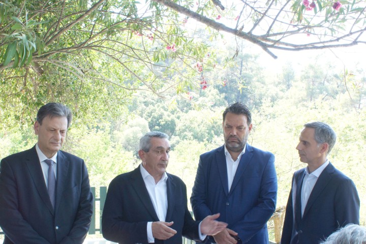 Από αριστερά προς τα δεξιά: Θόδωρος Σκυλακάκης, Υπουργός Περιβάλλοντος και Ενέργειας, Γιώργος Χατζημάρκος, Περιφερειάρχης Νοτίου Αιγαίου, Αλέξανδρος Κολιάδης, Δήμαρχος Ρόδου, Παναγιώτης Γεωργιόπουλος, Διευθύνων Σύμβουλος της Nova.