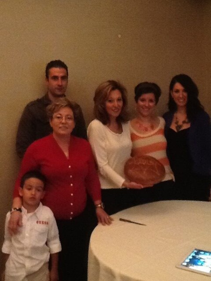 Μέλη του Συλλόγου Αστυπαλαίων Αμερικής στην Νέα Υόρκη, με την πρόεδρο Μαρία Ζία (Τρίτη από δεξιά) κόβουν την Βασιλόπιττα.