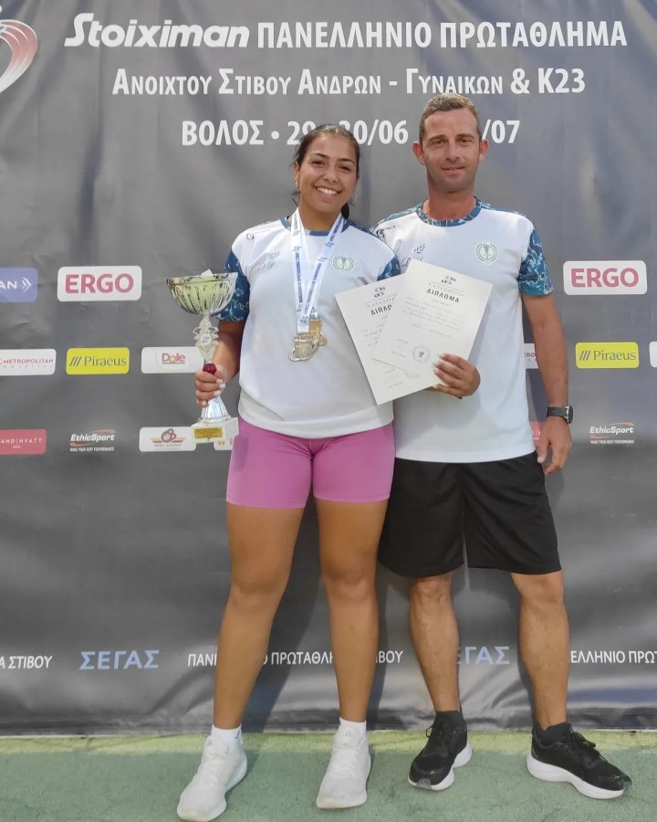 Η Παρασκευή Πουλλή της Δάφνης Ρόδου μαζί με τον προπονητή της, Φώτη Κουμεντή