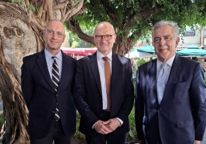 Στη φωτογραφία ο πρέσβης της Γερμανίας κ. Andreas Kindl, συνοδευόμενος  από τον κ. Κωνσταντίνο Διακονή και τον βουλευτή  και κοσμήτορα της Βουλής κ. Βασίλειο Υψηλάντη