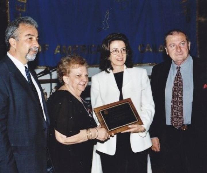 Δωδεκανησιακή Ομοσπονδία απομένει τιμητικό δίπλωμα στην πρόεδρο της Καστελλοριζιακής Αδελφότητας Ευαγγελία Κρουζ για τις πολύτιμες υπηρεσίες της προς την Ομοσπονδία και στη Δωδεκανησιακή παροικία της Αμερικής. Από αριστερά Γιάννης Κοδριστός (αντιπρόεδρος Ομοσπονδίας), Ευαγγελία Κρουζ, η εκπρόσωπος του Ελληνικού προξενείου της Νέας Υόρκης, Θεολόγος Τηλιακός (πρόεδρος Ομοσπονδίας)