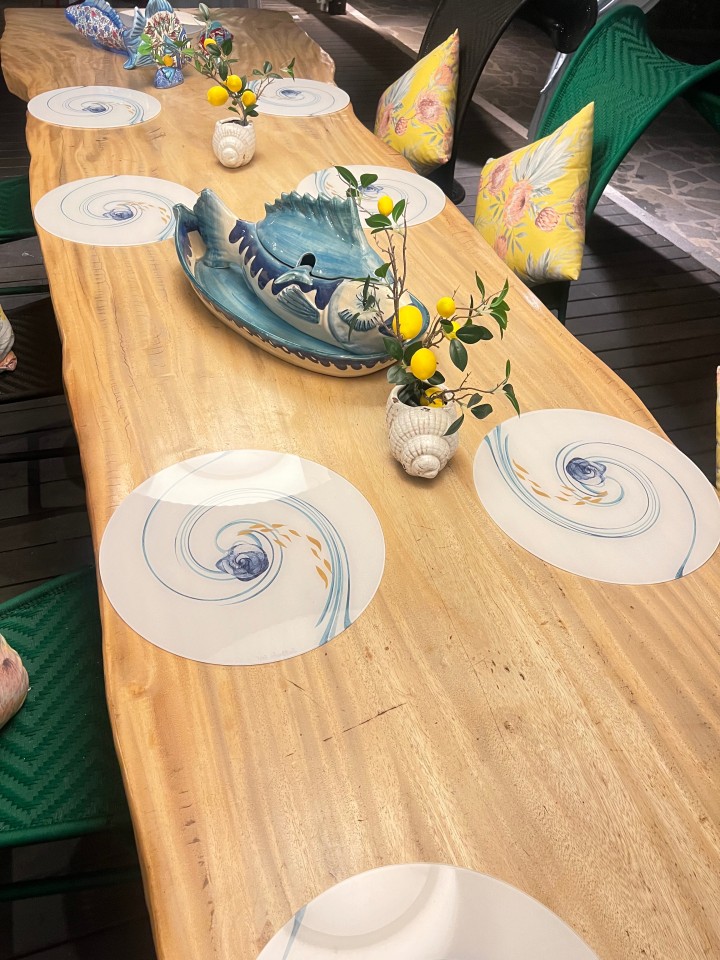 Το έργο τέχνης της Μαίρης Καμπουροπούλου και ο στολισμός του τραπεζιού. 