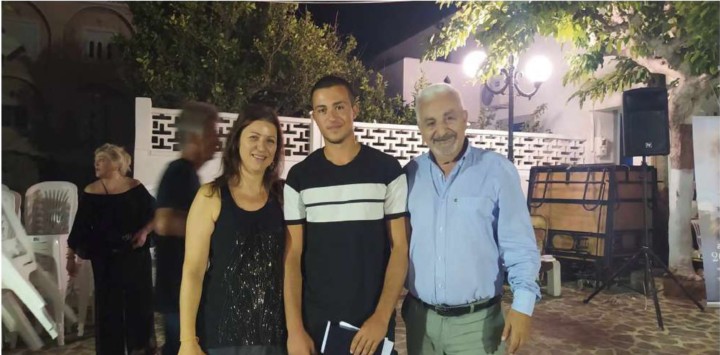 Στα Ψαρά με τον βραβευθέντα μαθητή Μαρίνο Σωκράτη και τη μητέρα του