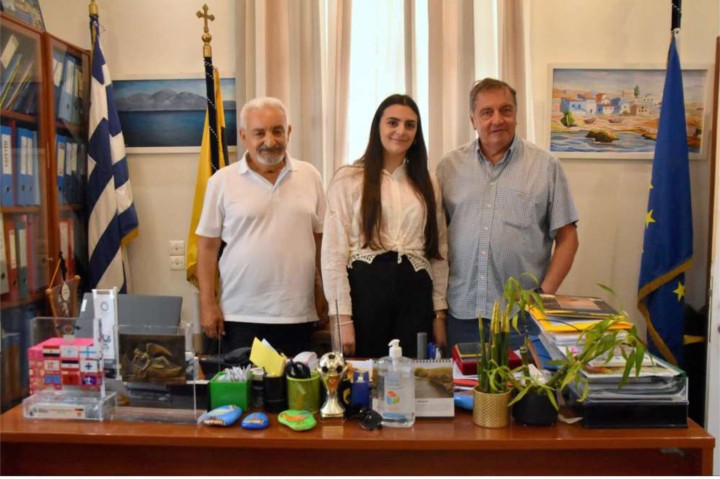 Με τον αξιότιμο δήμαρχο της Ηρωικής Νήσου Κάσου κ. Ερωτόκριτο Μιχάλη και τη βραβευθείσα μαθήτρια Ειρήνη Περσελή 