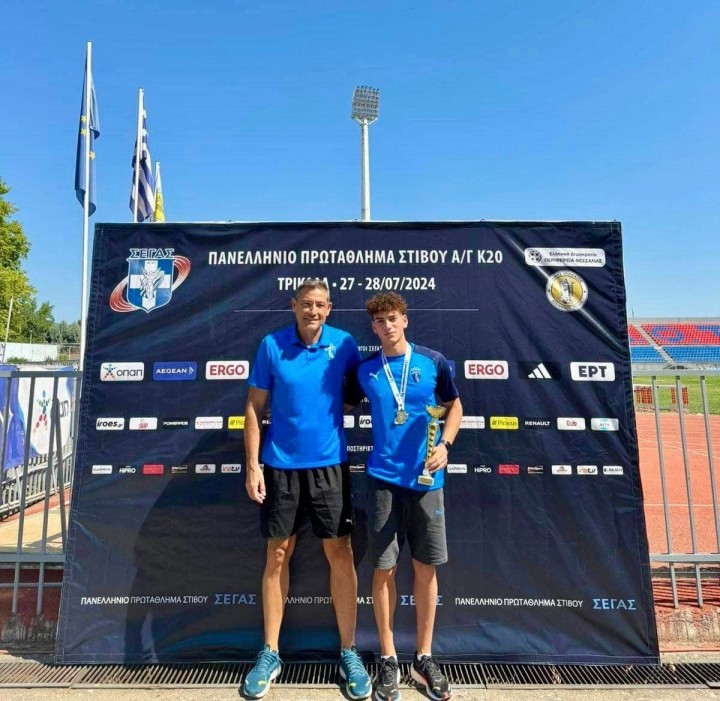 Ο Παύλος Κριαράς με τον προπονητή του, Κώστα Τσαταλό