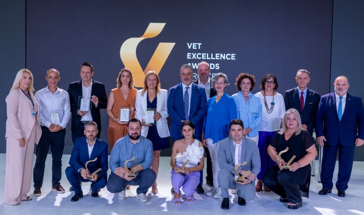 Απονομή βραβείου, κ. Ευάγγελος Καλοκάσης, Διευθυντής Ανθρώπινου Δυναμικού  του Ομίλου Atrium Hotels & Resorts, κ. Σπύρος Πρωτοψάλτης,  Διοικητής της Δημόσιας Υπηρεσίας Απασχόλησης (Δ.ΥΠ.Α.)