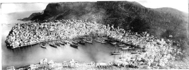 Αυτή η φωτογραφία του 1908 από το πολυσύχναστο λιμάνι που κάποτε ήταν το Καστελλόριζο εξακολουθεί να στολίζει πολλά σαλόνια “Kazzies” μέχρι και σήμερα. Φωτογραφία: Εύα Τσολάκη