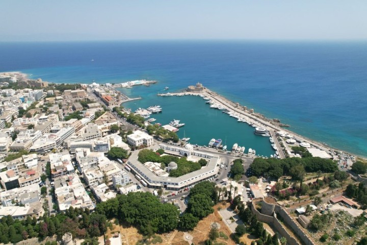 Μέρος της πόλη της Ρόδου συμπεριλαμβανομένου και του λιμανιού της με εκατοντάδες τουριστικά σκάφη. ΦΩΤΟΓΡΑΦΙΑ ΔΗΜΟΣ ΡΟΔΟΥ