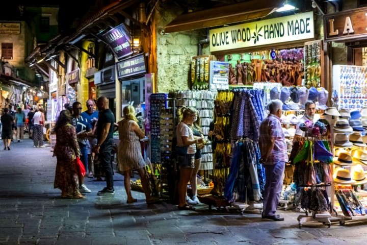 Η διάσημη Παλιά Πόλη της Ρόδου με τα γραφικά της δρομάκια, τα εστιατόρια και καταστήματα όλων των ειδών η οποία προσελκύει χιλιάδες επισκέπτες κάθε χρόνο. ΦΩΤΟΓΡΑΦΙΑ ΔΗΜΟΣ ΡΟΔΟΥ