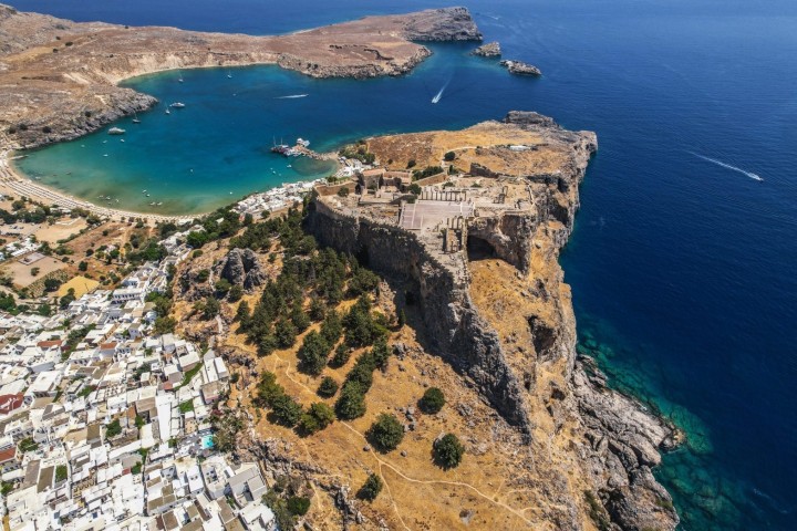 Η ιστορική γραφική παραθαλάσσια πόλη Λίνδος της Ρόδου με την δική της Ακρόπολη. ΦΩΤΟΓΡΑΦΙΑ ΔΗΜΟΣ ΡΟΔΟΥ