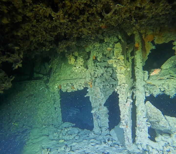 Η ανοικτή καταπακτή και μέρος της υπερκατασκευής με εμφανή τα σημάδια της έκρηξης