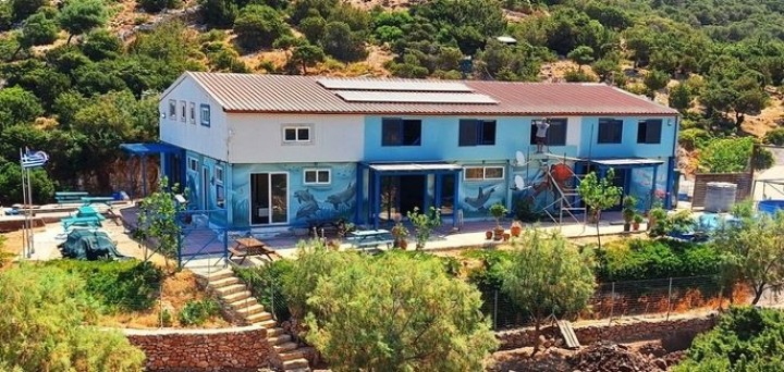 Το κτήριο 800μ² που θα στεγάσει το υπό δημιουργία Κέντρο Περίθαλψης και Καταφύγιο Θαλάσσιων Ειδών στο Αιγαίο. Ήδη λειτουργεί με πρότυπες αειφόρες πρακτικές, με στόχο τον μηδενισμό του περιβαλλοντικού αποτυπώματός του. Λειτουργεί με πλήρη ενεργειακή αυτονομία με ΑΠΕ, με αυτονομία υδροδότησης με πρότυπο σύστημα αφαλάτωσης μικρής κλίμακας με χαμηλή ενεργειακή κατανάλωση που βασίζεται αποκλειστικά σε ΑΠΕ, σύστημα θέρμανσης με βιομάζα, σύστημα διαχείρισης και επεξεργασίας νερού κ.λπ. Έχει αναγνωριστεί από πολυάριθμους φορείς του εξωτερικού ως πρότυπο αειφόρου λειτουργίας