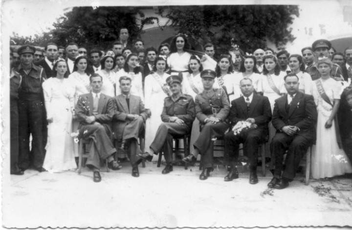 Εορτασμός της 28ης Οκτωβρίου 1940 στην πλατεία του Διοικητηρίου. Από αριστερά: Γεώργιος Αδαμαντίδης, Τσακμάκης, Κωνσταντίνος Κυριαζάνος, Στάγιας, Μαλούκος, Ανδρέας Λάμπρος. Celebration of the anniversary of October 28, 1940, at the Administration Building Square. From left: George Adamantidis, Tsakmakis, Konstantinos Kyriazanos, Stagias, Maloukos, Andreas Lambros (1947).