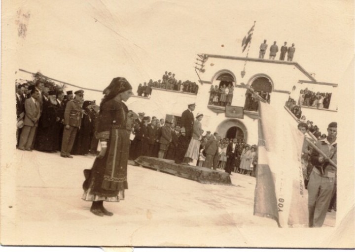 Προ του βασιλικού ζεύγους παρελαύνει το Γυμνάσιο Καρπάθου. Karpathos High School parades in front of the royal couple (October 14, 1948).