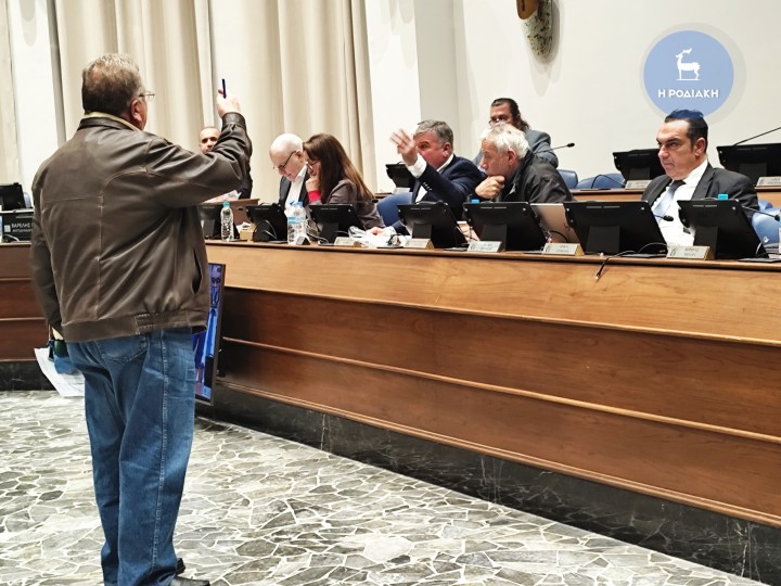Ο κ. Θ. Σωτρίλλης κατά την αποχώρησή του από τη συνεδρίαση, διαμαρτυρόμενος  για τη στάση του κ. Τ. Σπανού