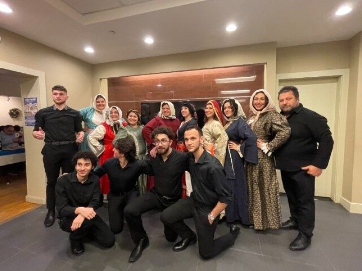 Γεμάτες υπερηφάνεια φορούν τις παραδοσιακές  ενδυμασίες των νησιών μας (Photo Adamantia Mari)