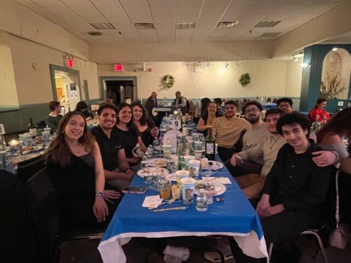 Οι νέοι απολαμβάνουν τα εύγεστα παραδοσιακά φαγητά (Photo Adamantia Mari)