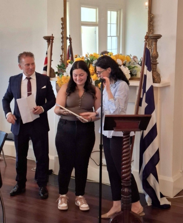 Η Καλύμνια Φωτεινή Αμπάρουγια (κέντρο)