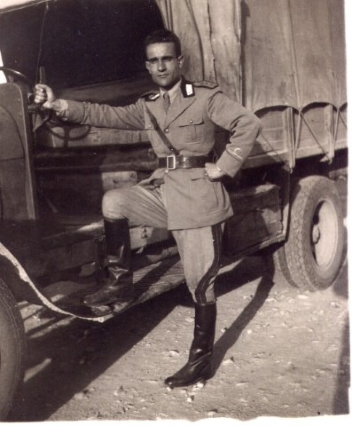 Ο Ennio Grimaldi δίπλα σε ένα φορτηγό αυτοκίνητο που χρησιμοποιούσαν οι Ιταλοί