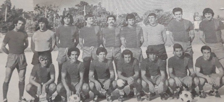 Με την ομάδα του Διαγόρα το 1978. Διακρίνονται όρθιοι από τα αριστερά οι Αχιολάς, Μόσχου, Ι. Ράδος, Αντ. Νικηταράς, Τσοπανάκης, Ξύπας, Διακονικολάου, Τσαταλιός, Κουγκράς, Χριστοφής, Λαγκάνης, Σπανός, Μαυρουδής, Τάλιας, Β. Αθανασίου και Γιακουμάκης