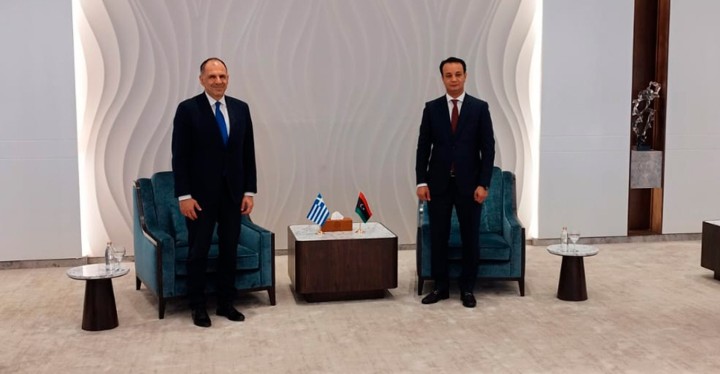 O Έλληνας υπουργός Εξωτερικών, Γιώργος Γεραπετρίτης (αριστερά) και ο γιος του Χαλίφα Χαφτάρ, Μπελκασίμ (δεξιά)