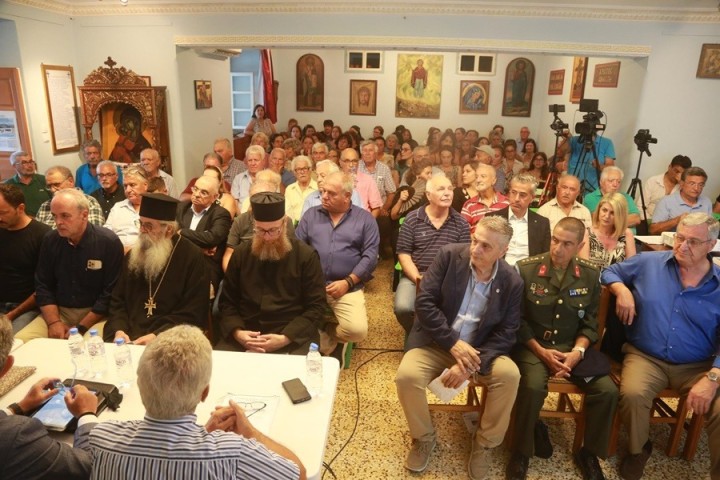 Το Εκκλησιαστικό Μέγαρο του Διαφανιού, κατάμεστο από κόσμο.