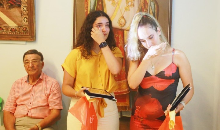 Οι απόφοιτες Μαρίνα Γεωρ. Πρεάρη και Καλλιόπη Μηνά Οικονόμου κατασυγκινημένες. 