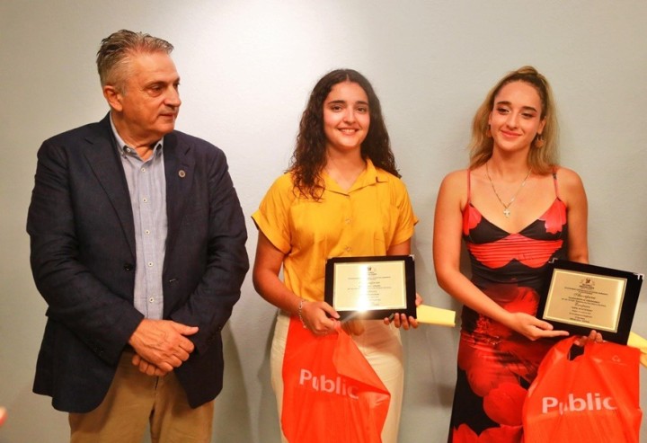 Ο Αναπληρωτής Περιφερειάρχης Αποστόλης Ασπράκης δίνει στις νέες φοιτήτριες από ένα i-pad.  