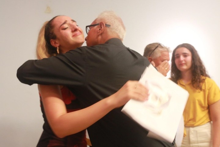 Ο Ηλίας Βασ. Λιγνός δίνει συγκινησιακά φορτισμένος το βραβείο στην απόφοιτη Καλλιόπη Μηνά Οικονόμου.