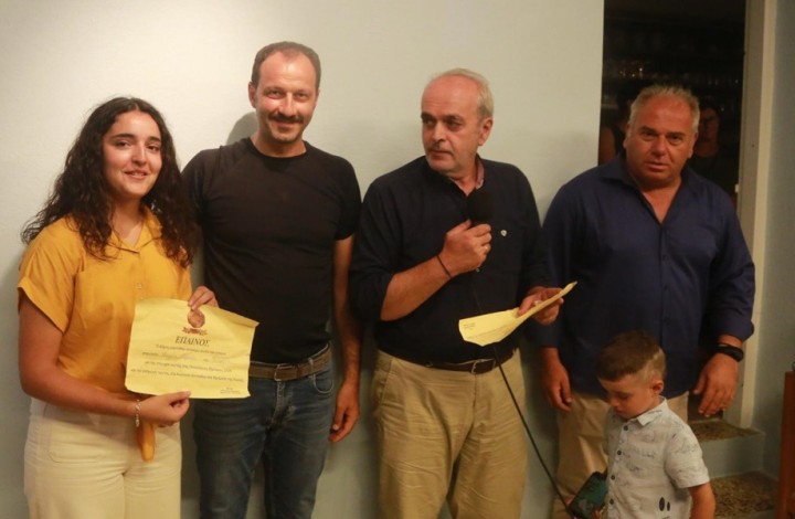 Ο Εκπρόσωπος του Δημάρχου Καρπάθου Μιχάλη Φελουζή, Κομνηνός Σακέλλης απονέμει Έπαινο στη Μαρίνα Γεωρ. Πρεάρη, παρουσία του Αντιδημάρχου Στάθη Γαρεφαλάκη και του Δημοτικού Συμβούλου Μηνά Πρωτόπαπα