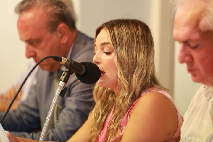 Η παρουσιάστρια Σοφία Ηλ. Παπαηλία. 