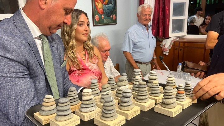 Τιμητικά χαρίζονται στους παρευρεθέντες επισήμους  «Πολύπετρα», εικαστικά έργα του Γιώργου Ηλ. Ζωγραφίδη. 