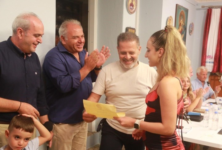 Ο Εντεταλμένος Δημοτικός Σύμβουλος Γιάννης Αντ. Οικονόμος απονέμει εκ μέρους του Δημάρχου Έπαινο στην νεοεισαχθείσα στη Σχολή Ναυτικών Δοκίμων (Τ. Λ.Σ.) Καλλιόπη Μηνά Οικονόμου, παρουσία του Αντιδημάρχου Κομνηνού Σακέλλη και του Δημοτικού Συμβούλου Μηνά Πρωτόπαπα.  