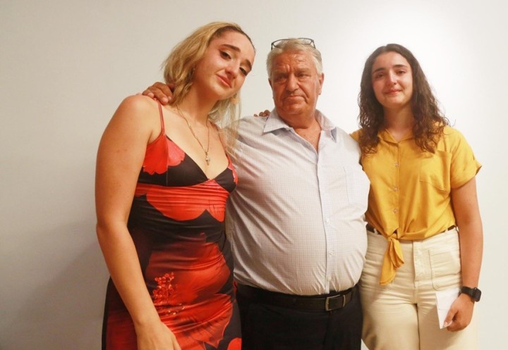 Ο ι δυο απόφοιτες συγκινημένες με τον αδελφό του αείμνηστου Διευθυντή του Γυμνασίου και των Λυκειακών Τάξεων Ολύμπου Ηλία Γεωρ. Λιγνού, Μάνο Γεωρ. Λιγνό.