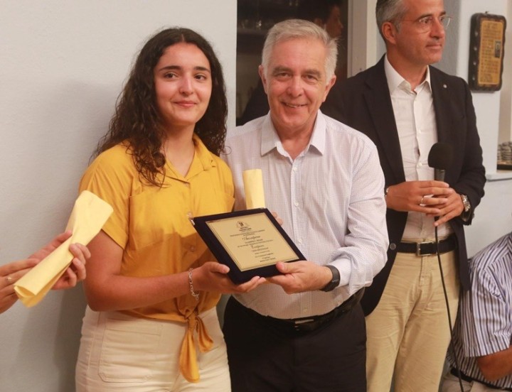 Ο Βουλευτής Βασίλης Υψηλάντης απονέμει τιμητική πλακέτα στην νεοεισαχθείσα στην Ιατρική Σχολή Θεσσαλονίκης Μαρίνα Γεωρ. Πρεάρη