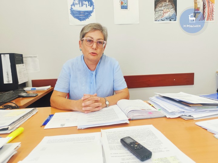 Η κα Άννα Παρασκευοπούλου στο γραφείο της στο Δημαρχείο