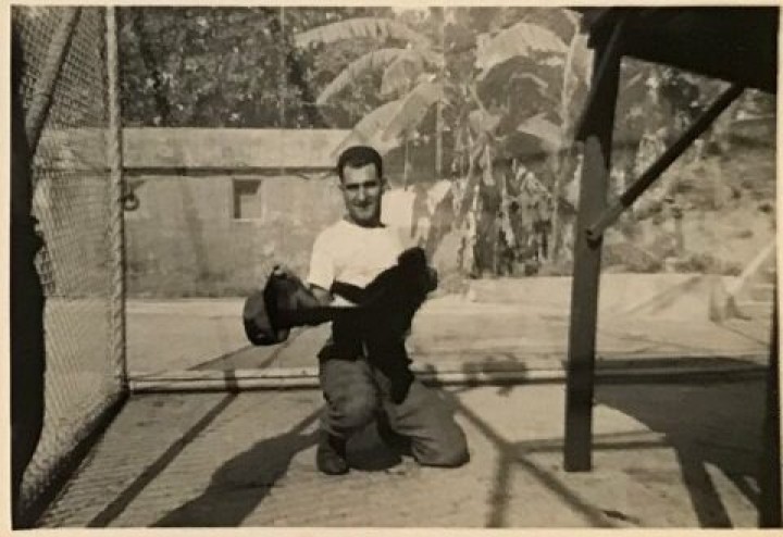 Ο Μανώλης Κασσώτης κρατά μια μαϊμού. Manolis Cassotis holds a monkey.