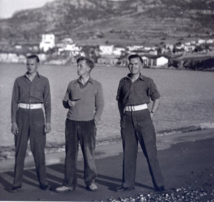 Ο λοχαγός Pam Pay, τελευταίος στρατιωτικός διοικητής της Καρπάθου, με τους υπαξιωματικούς George Tabbot (αριστερά) και Roy Allwright. Captain Pam Pay, the last military commander of Karpathos, with NCOs George Tabbot (left) and Roy Allwright.