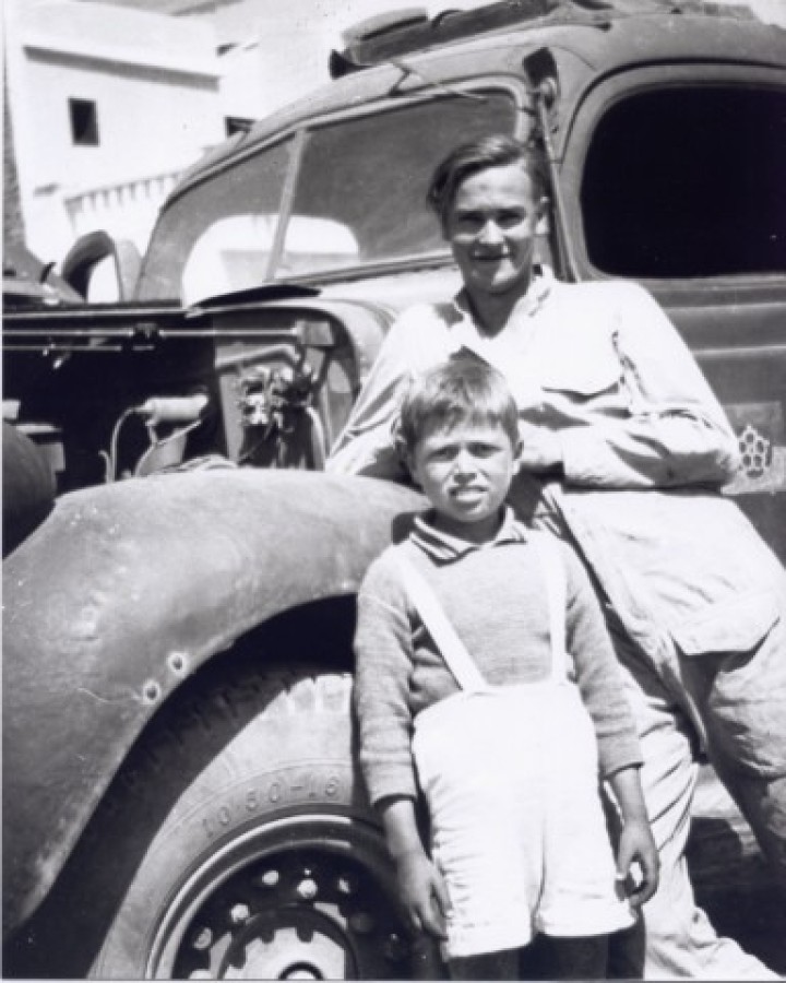 O υπαξιωματικός George Tabbot με τον Ηλία Ματσάκη. NCO George Tabbot with Elias Matsakis.