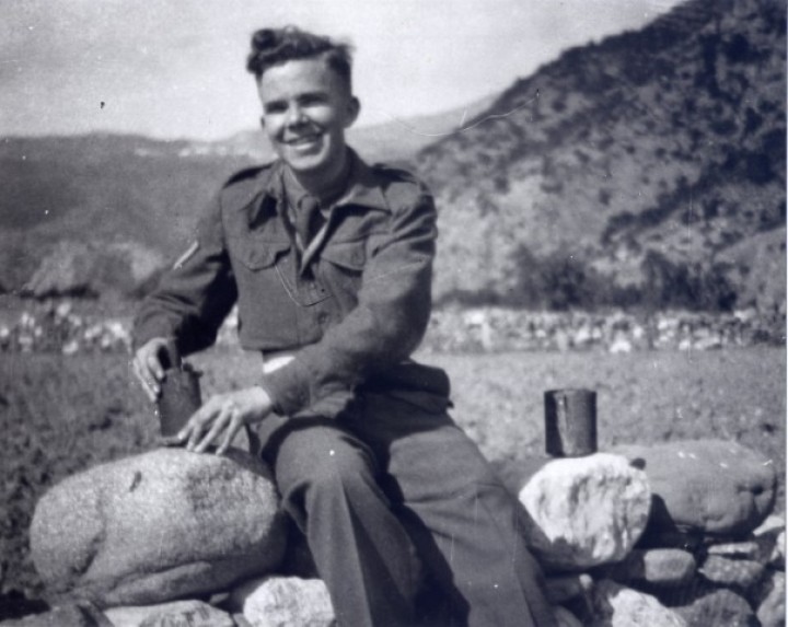 Ο υπαξιωματικός Roy Allwright αφοπλίζει νάρκη στο Ιταλικό ναρκοπέδιο στην Αγία Αγκάρα. NCO Roy Allwright disarms a mine in the Italian minefield at Saint Ankara.