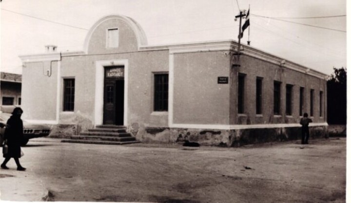 Οι Άγγλοι παρεχώρησαν το Κονάκι για σχολικό κτίριο. The British offered Konaki to function as school building.