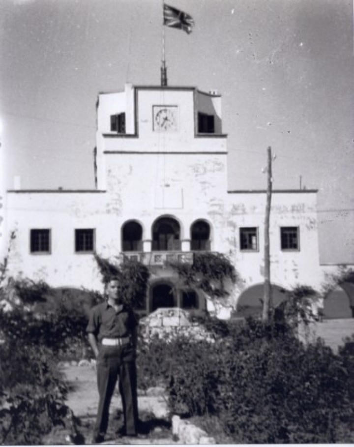 Η Αγγλική σημαία κυματίζει στο Διοικητήριο. The British flag flies at the Administration building.